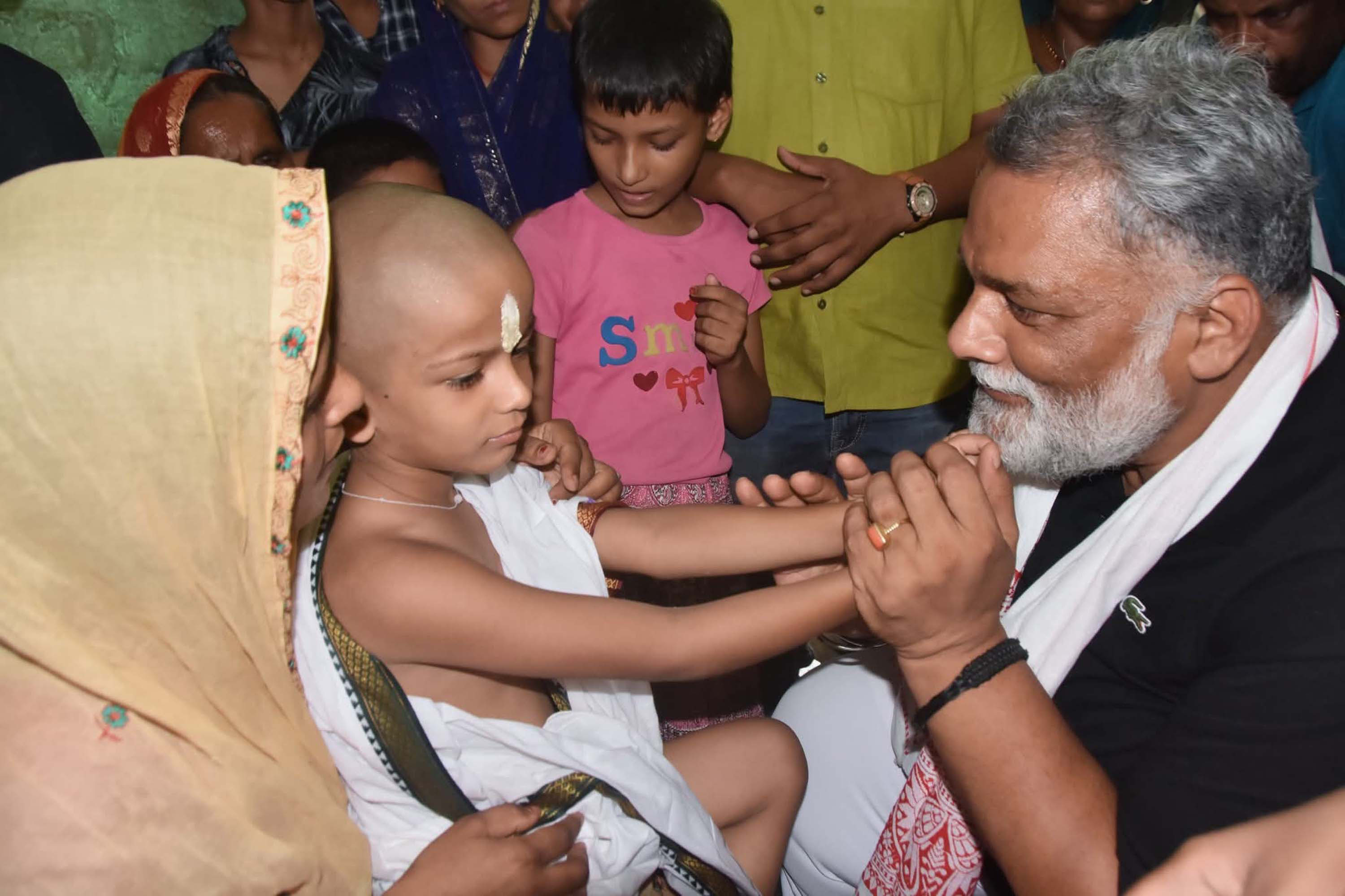 जम्मू-कश्मीर के नौशेरा सेक्टर में सर्च ऑपरेशन के दौरान आतंकियों के साथ क्रॉस फायरिंग में शहीद हुए हवलदार आर्मी संतोष यादव   परिजन को सांत्वना देते निर्दलीय सांसद पप्पू यादव