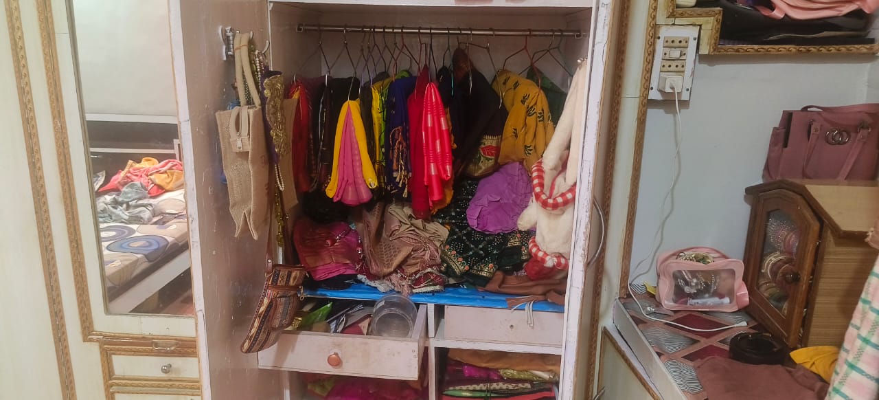 दिनदहाड़े बदमाशों ने सर्राफा व्यापारी के घर से चाकू की नोक पर लूटे जेबरात