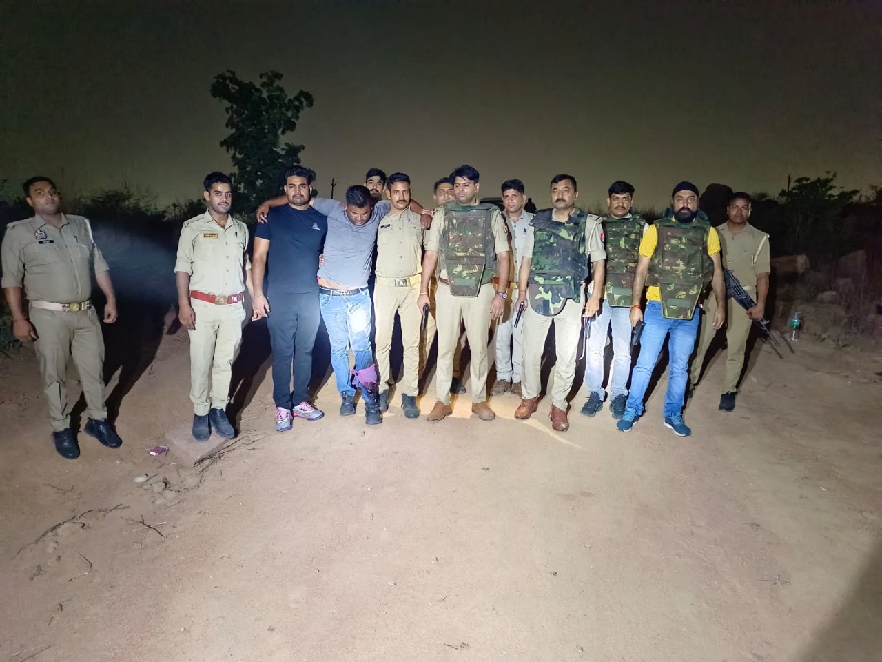 ई-रिक्शा यात्री से 40 हजार रुपए चुराने वाले बदमाशों से पुलिस की मुठभेड़