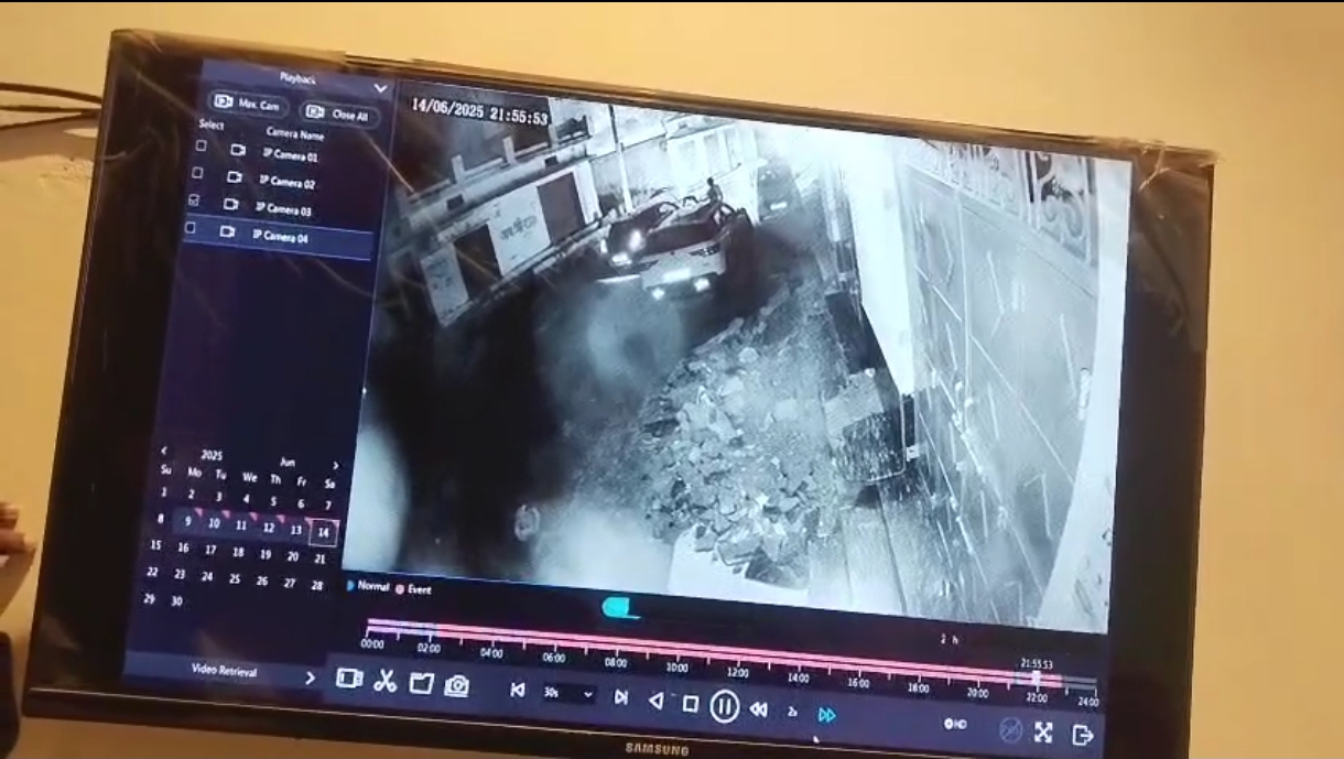 शराब के नशे में बदमाशों ने कारों के कांच फोड़े, विरोध करने पर दंपति पर हमला