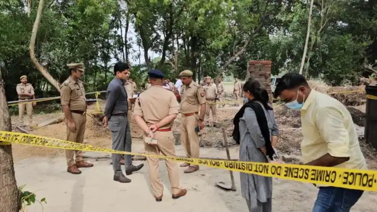 खेत मे काम कर रहे किसान की फावड़े से काटकर हत्या