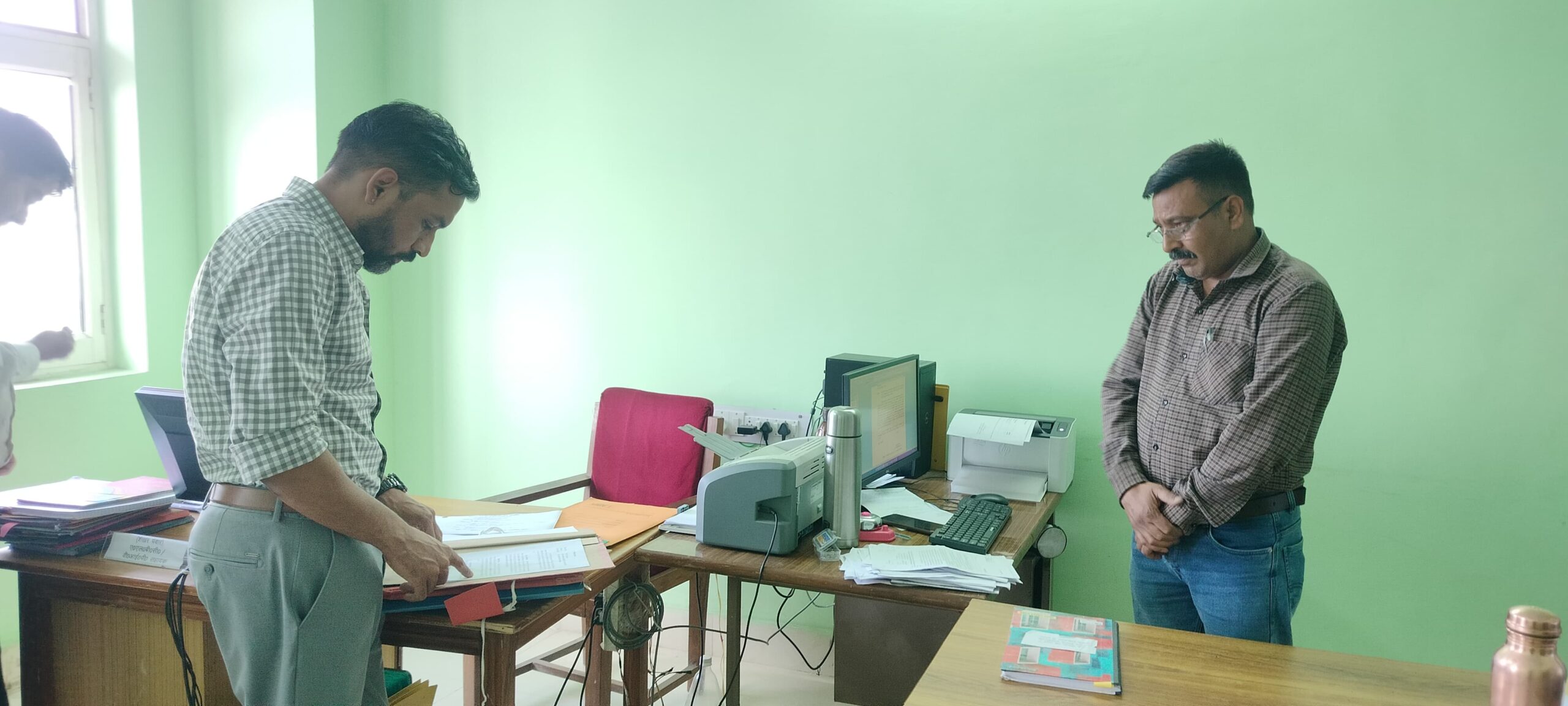 जिलाधिकारी ने किया जिला कार्यालय में पटलों का निरीक्षण