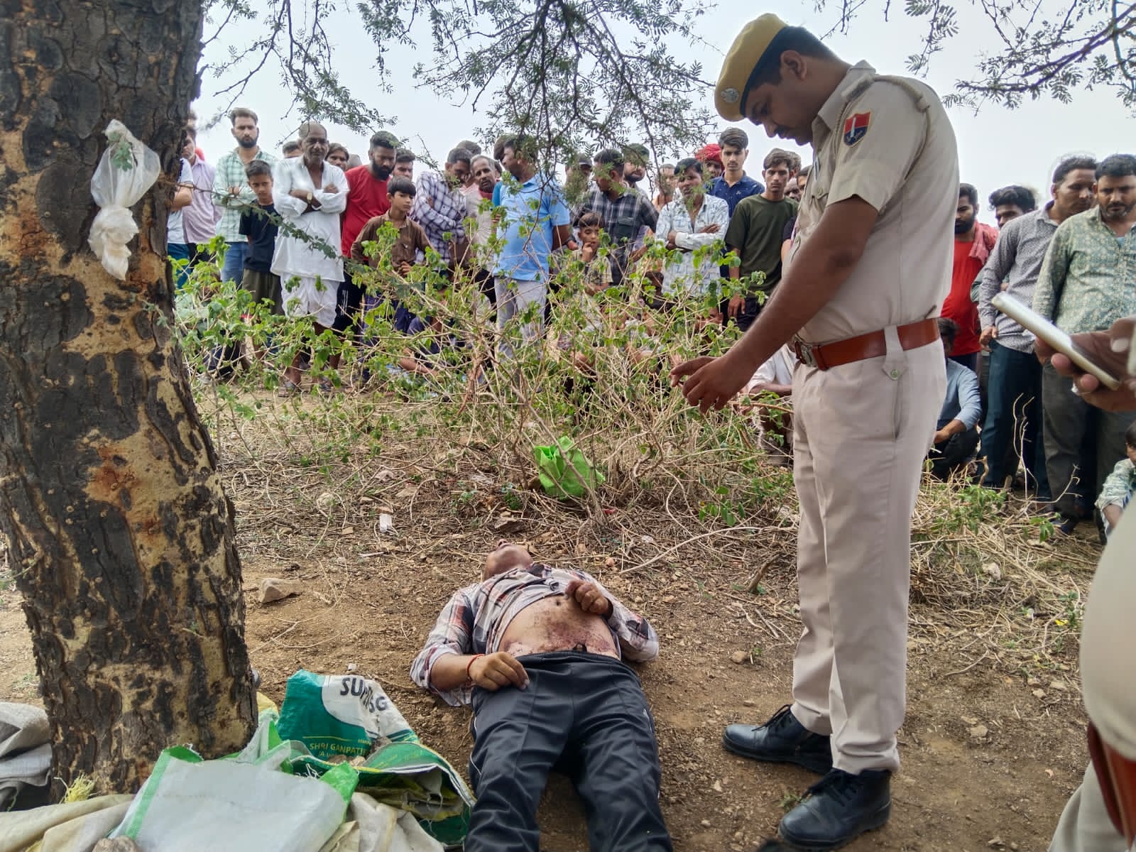 रात से लापता युवक का पहाड़ी पर मिला शव, ग्रामीणों ने जताया विरोध, एफएसएल पहुंची