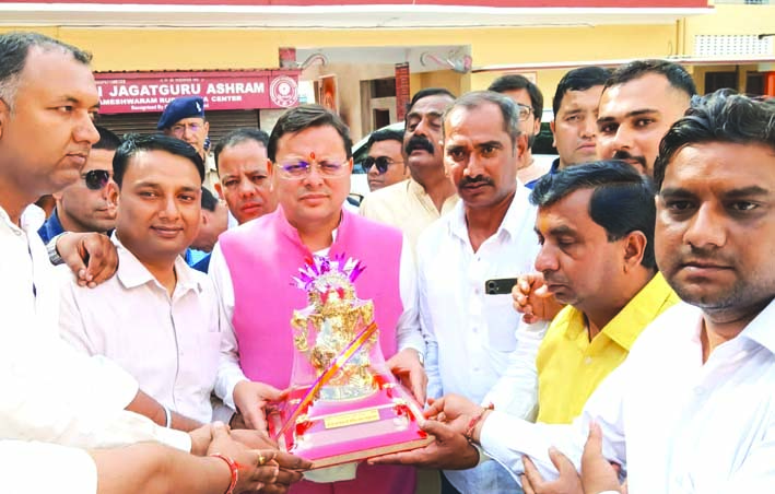 सीएम धामी का अभिनन्दन करते हुए सीएम धामी का अभिनन्दन करते हुए