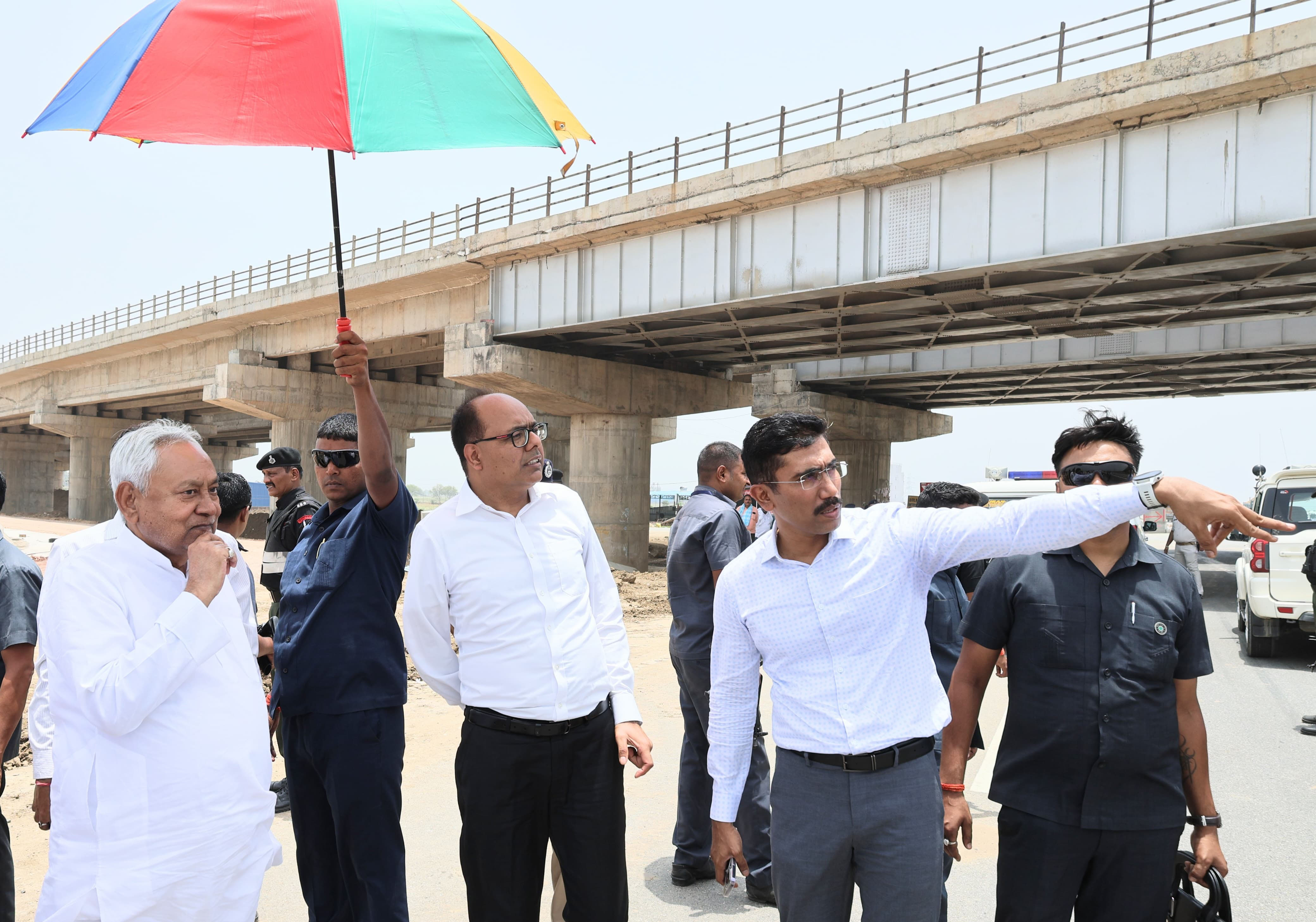 मुख्यमंत्री नीतीश कुमार ने श्योपारा-मेहुली एलिवेटेड रोड, पुनपुन में लक्ष्मण झूला के निर्माण कार्य का निरीक्षण किया। मुख्यमंत्री नीतीश कुमार ने श्योपारा-मेहुली एलिवेटेड रोड, पुनपुन में लक्ष्मण झूला के निर्माण कार्य का निरीक्षण किया।