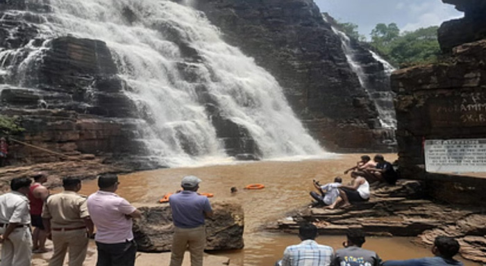 तीरथगढ़ वाटरफॉल से नीचे गिरा नाबालिक, कई घंटे बाद शव बरामद