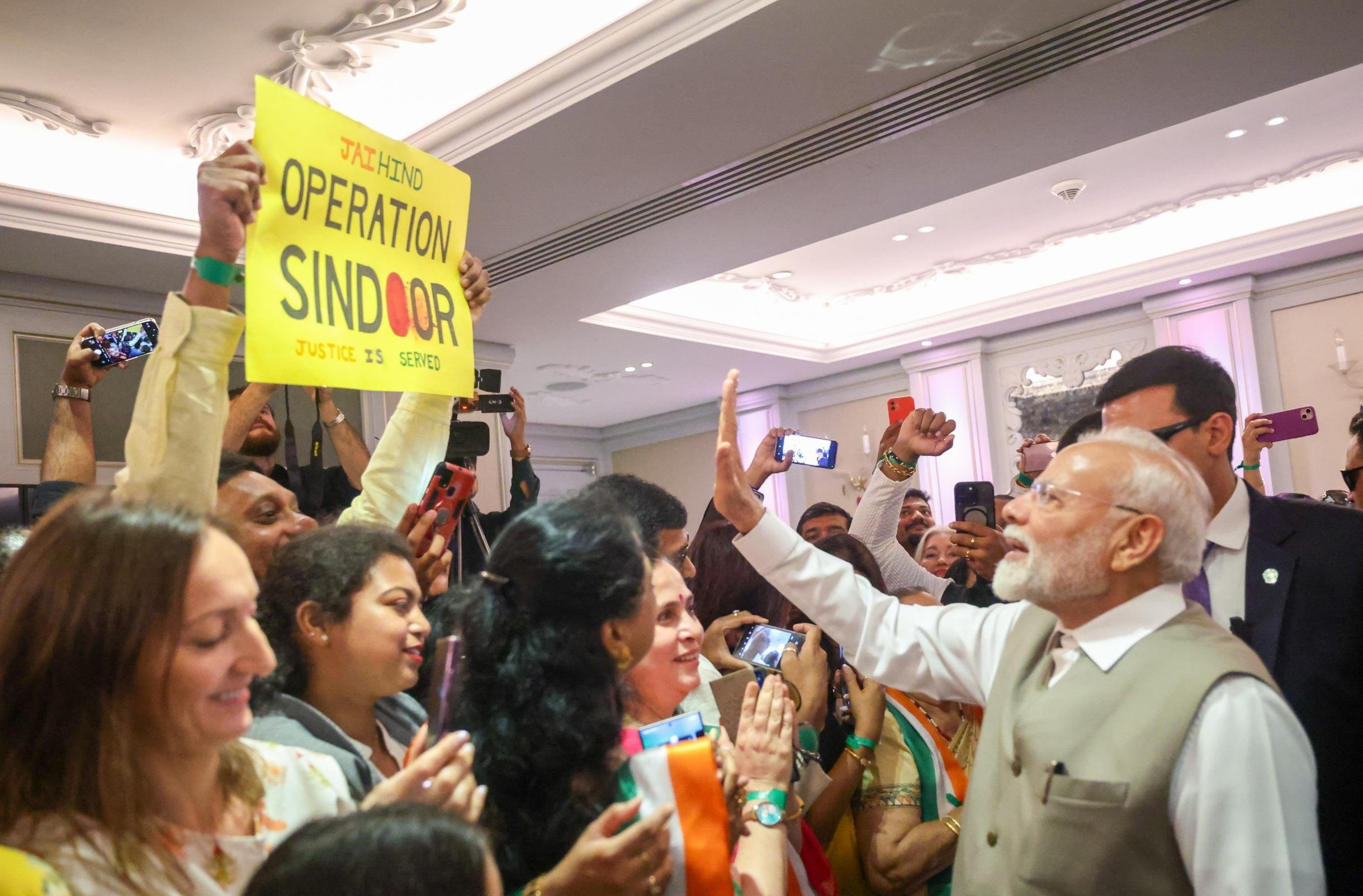 प्रधानमंत्री मोदी का साइप्रस में जोरदार स्वागत, दोनों देशों के सीईओ फोरम की बैठक में की भारत के सुधार पथ पर बात