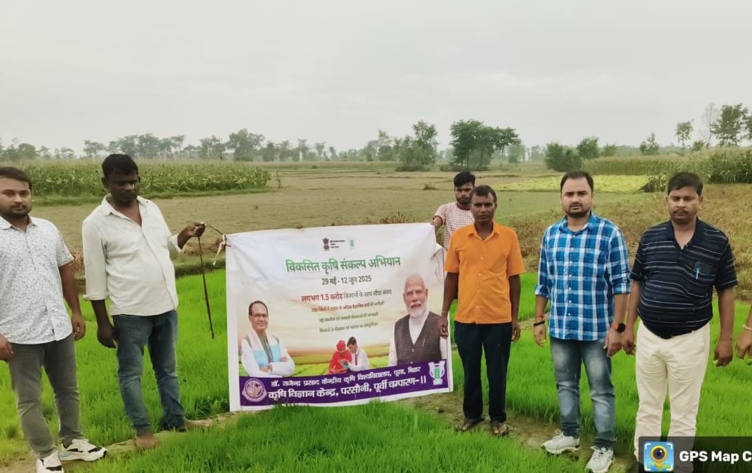 किसानो को जानकारी देते कृषि वैज्ञानिक किसानो को जानकारी देते कृषि वैज्ञानिक