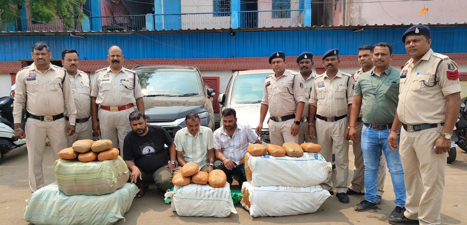दो कारों से 105 किलो गांजा जब्त, तीन तस्कर गिरफ्तार