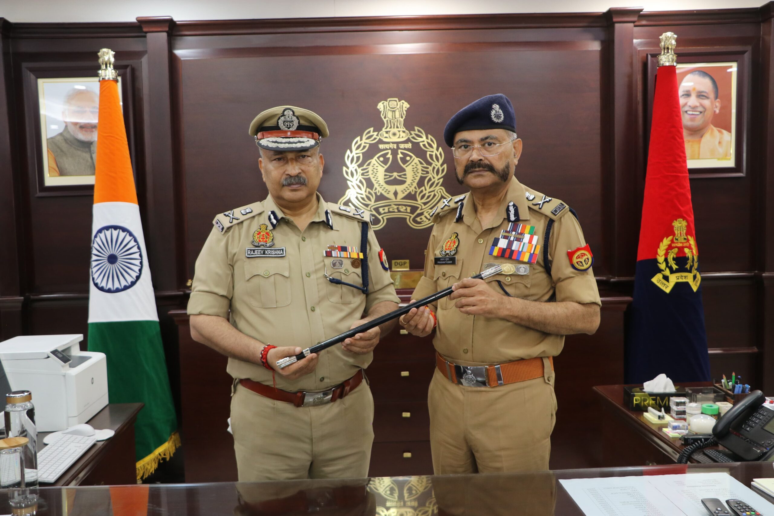 पूर्व पुलिस महानिदेशक उत्तर प्रदेश प्रशान्त कुमार द्वारा नवागन्तुक पुलिस महानिदेशक उ0प्र0, राजीव कृष्ण को कार्यभार ग्रहण कराने के उपरान्त पुष्प गुच्छ देकर भविष्य के लिए शुभकामनाएं दी गई।
