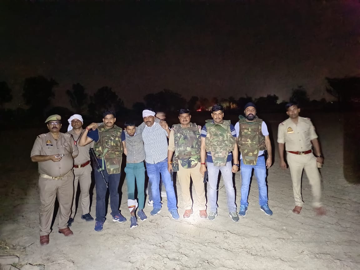 घायल बदमाश को ले जाते पुलिस कर्मी घायल बदमाश को ले जाते पुलिस कर्मी