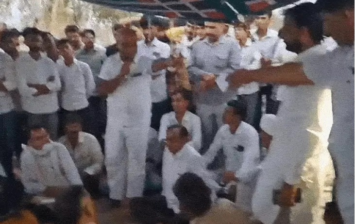 बाड़मेर: हिरणों के शिकार को लेकर ग्रामीणों का विरोध प्रदर्शन जारी, डीप-फ्रिज में रखे शव के साथ धरना