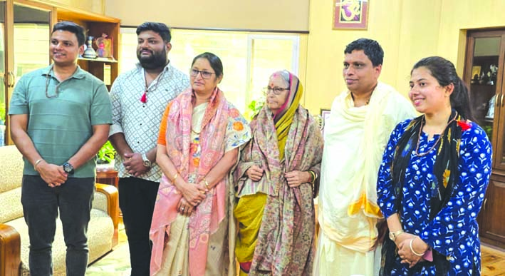 आचार्य बालकृष्ण से भेंट के दौरान मंत्री अन्नपूर्णा देवी आचार्य बालकृष्ण से भेंट के दौरान मंत्री अन्नपूर्णा देवी