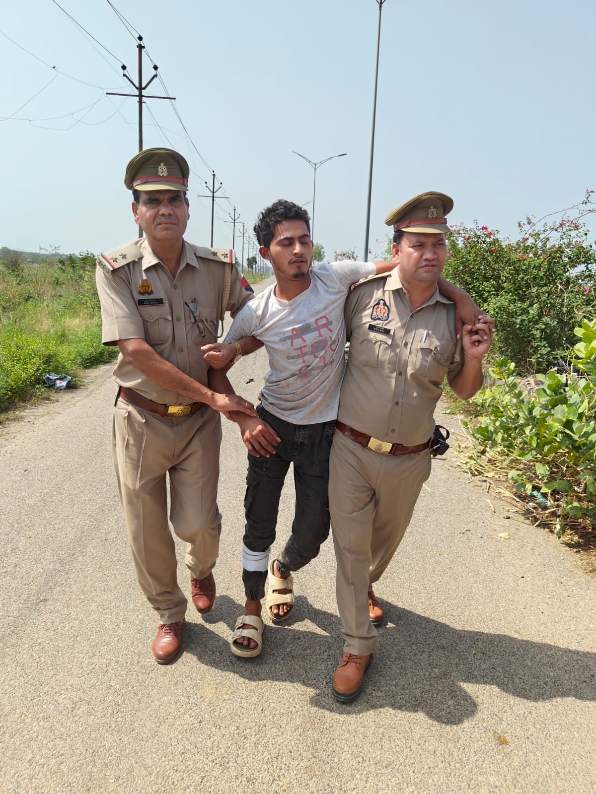 गाजियाबाद में दिनदहाड़े चली पुलिस व गोतस्करों में गोलियां, दो गोतस्कर घायल
