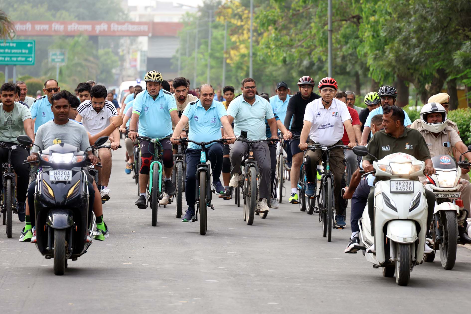 हिसार : साइकिल चलाना स्वास्थ्य के लिए लाभदायक व पर्यावरण संरक्षण में सहायक : प्रो. बीआर कम्बोज