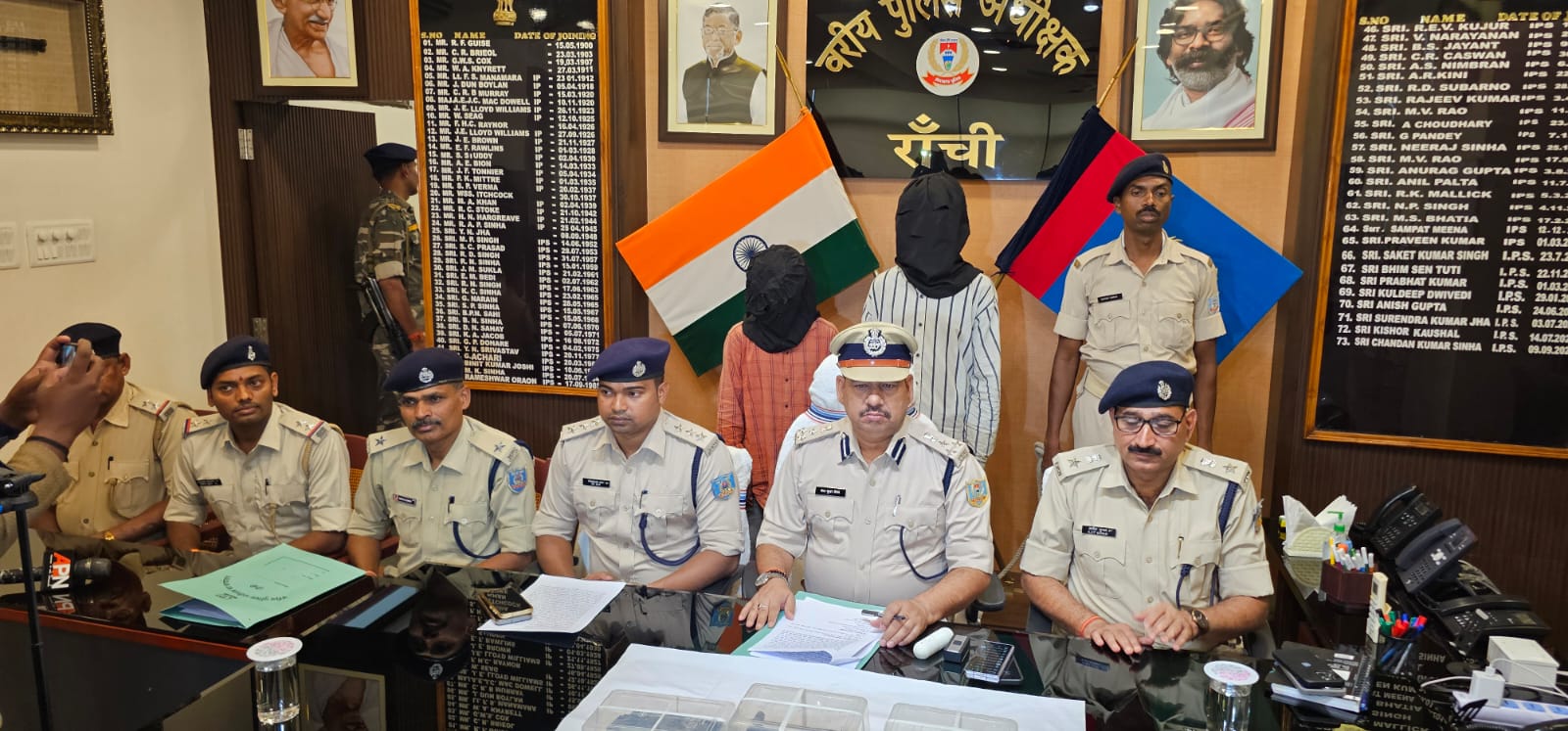 पहाड़ी मंदिर के पास हथियारों की खरीद-बिक्री करते दो युवक गिरफ्तार