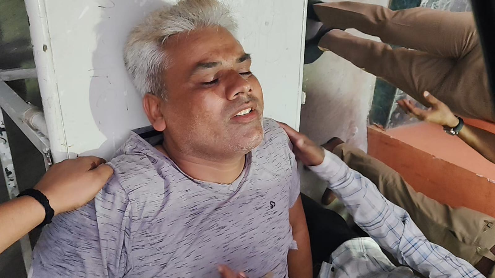 चिकित्सक के घायल चालक की रीढ़ में फंसी गोली निकाली, आराेपित पुलिस की पकड़ से दूर