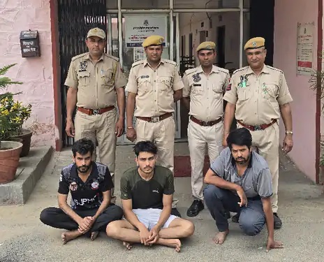 नीट यूजी परीक्षा में फर्जीवाड़ा मामला: डमी कैंडिडेट बैठाकर परीक्षा पास करने वाले दो डॉक्टर्स सहित मेडिकल छात्र गिरफ्तार