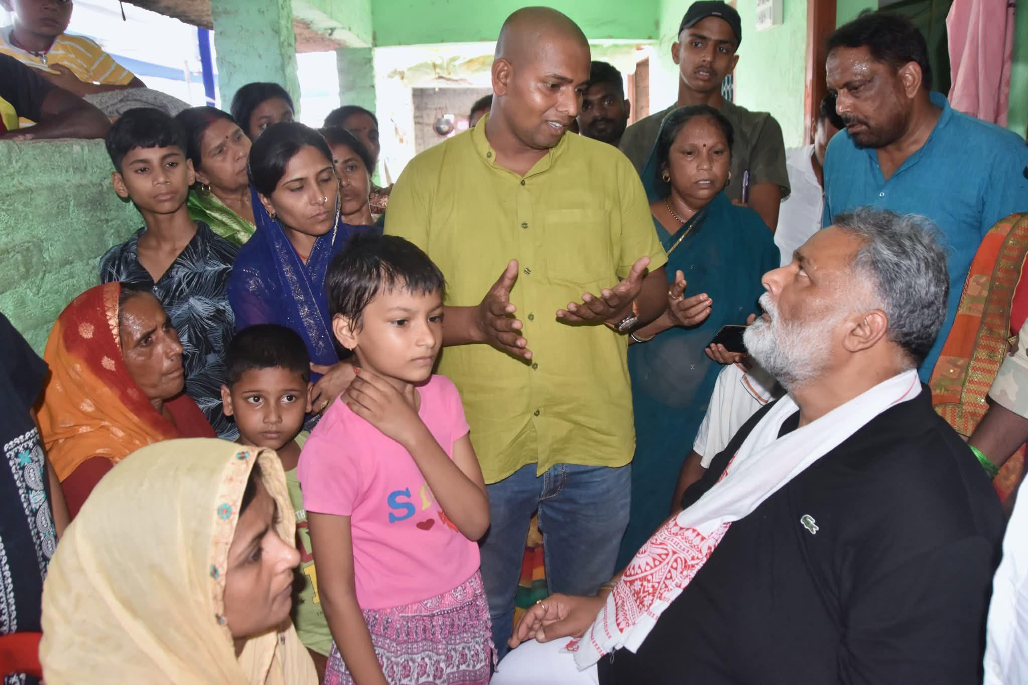 जम्मू-कश्मीर के नौशेरा सेक्टर में सर्च ऑपरेशन के दौरान आतंकियों के साथ क्रॉस फायरिंग में शहीद हुए हवलदार आर्मी संतोष यादव   परिजन को सांत्वना देते निर्दलीय सांसद पप्पू यादव