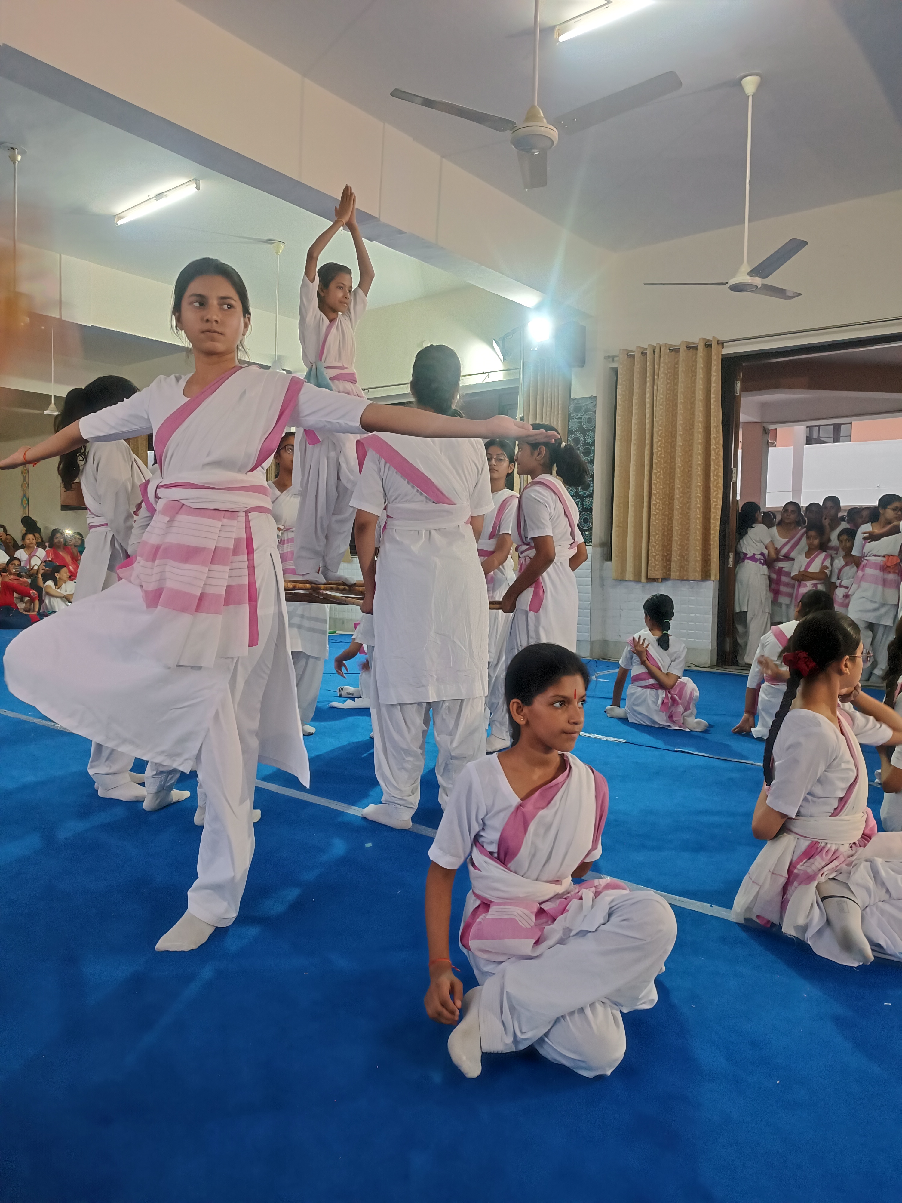 राष्ट्रीय सेविका समिति के शिक्षा वर्ग समापन समारोह में मंच पर उपस्थित अधिकारी गण राष्ट्रीय सेविका समिति के शिक्षा वर्ग समापन समारोह में मंच पर उपस्थित अधिकारी गण