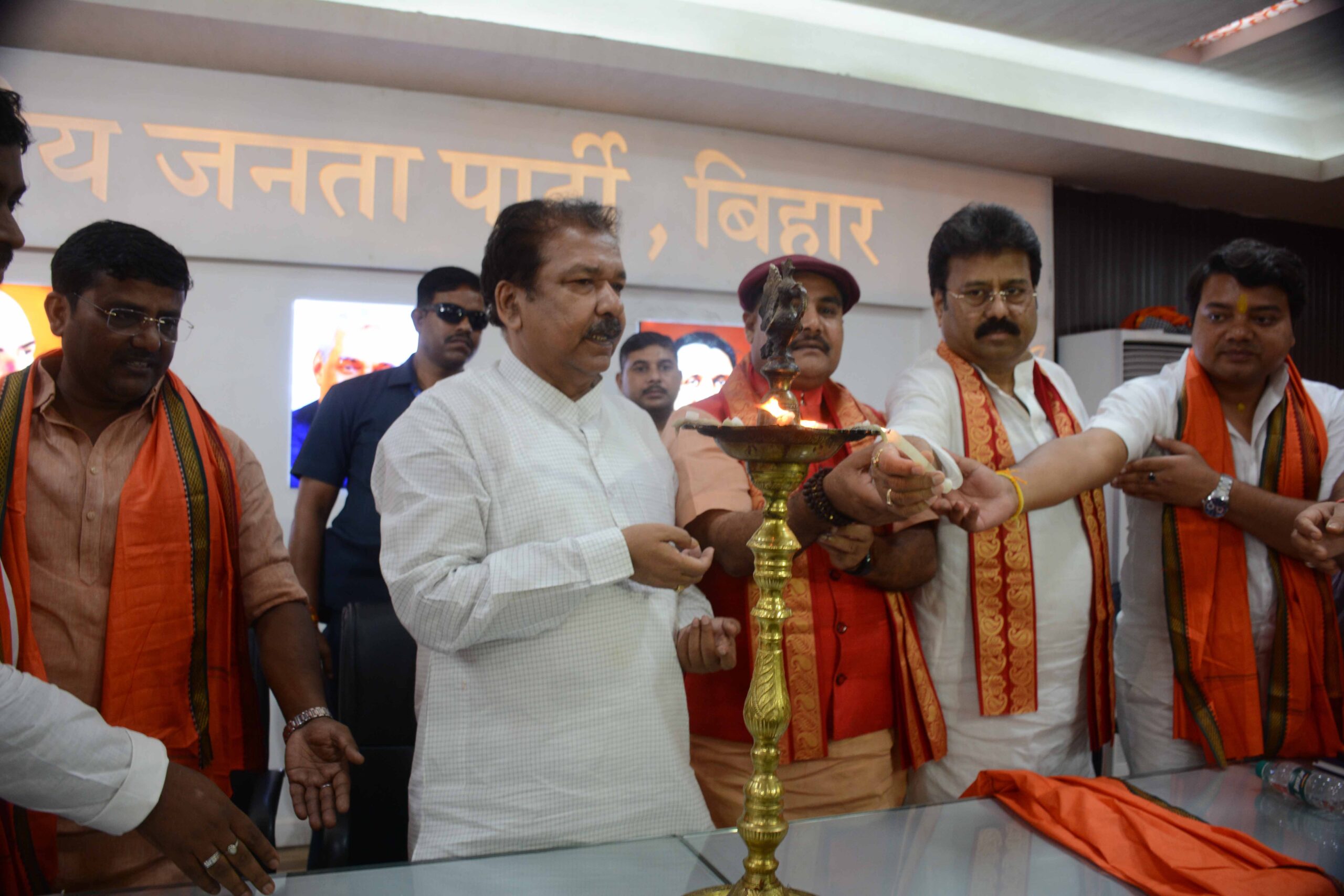 बीजेपी के प्रदेश अध्यक्ष दिलीप जायसवाल रविदास समाज की बैठक का उद्घाटन करते