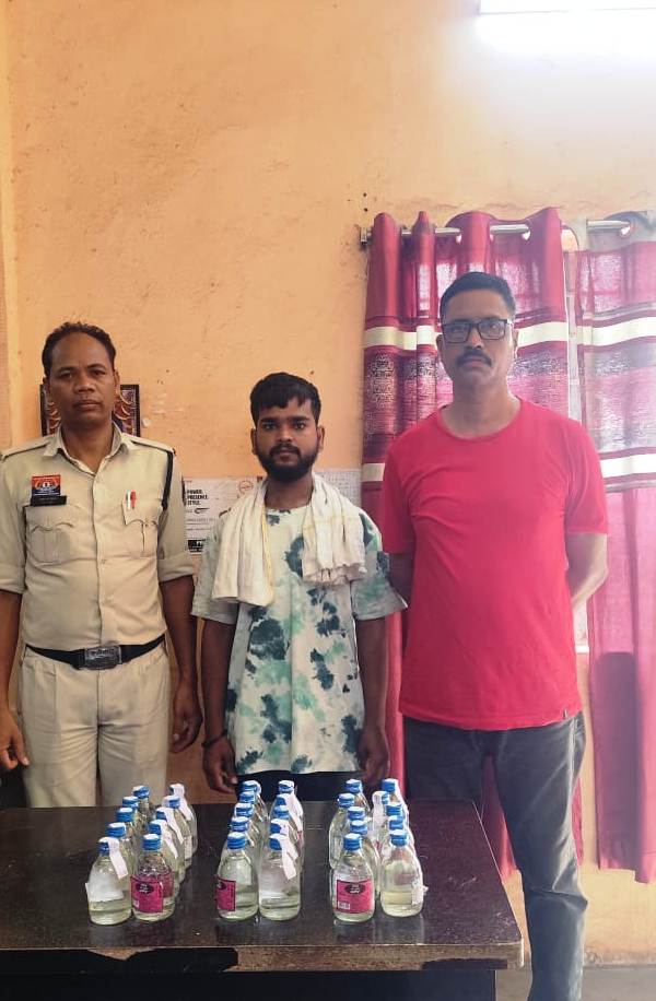 कबीर चौक और नेतनागर में दबिश देकर पुल‍िस ने दो आरोप‍ितों को अवैध शराब के साथ क‍िया गिरफ्तार