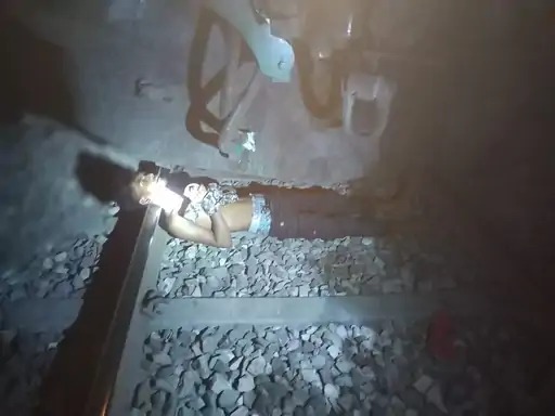 लोको पायलट की सतर्कता से बची युवक की जान : इमरजेंसी ब्रेक लगा रोकी ट्रेन