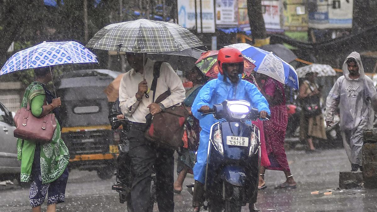 भारी बारिश का कहर: मुंबई में उड़ानें प्रभावित, केरल-कर्नाटक में रेड अलर्ट और स्कूल बंद