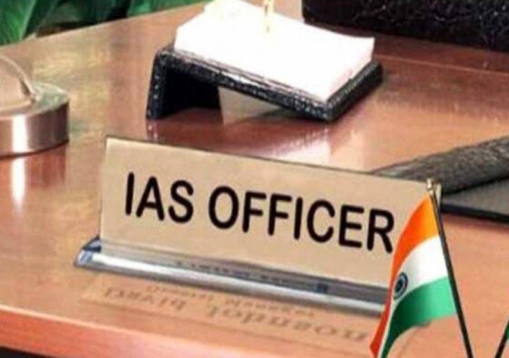 गुजरात में 13 IAS