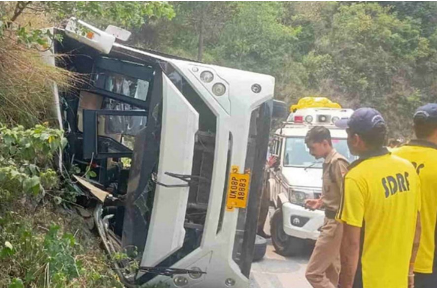 उत्तराखंड में हादसा: केदारनाथ जा रही गुजरात के श्रद्धालुओं से भरी बस पलटी, कई घायल