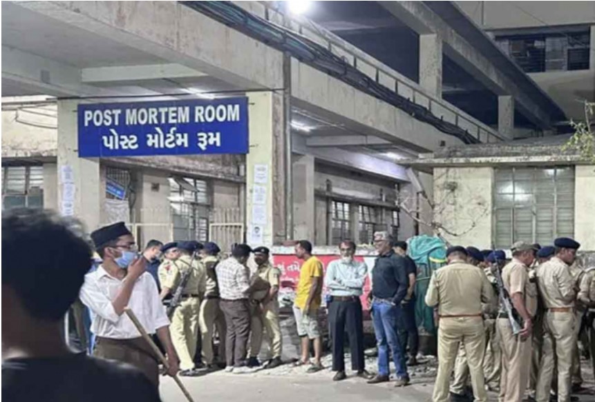 अहमदाबाद प्लेन क्रैश: 5 मृतकों की पहचान कर परिजनों को सौंपे शव, 250 से अधिक पोस्टमॉर्टम किए गए