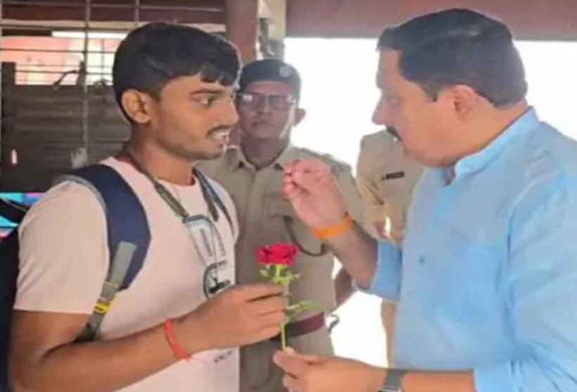 सिटी और BRTS बसों में बिना टिकट यात्रा रोकने की पहल, गुलाब देकर वसूला जुर्माना