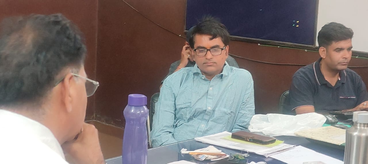 संस्थापन अधिकारी 25 हजार रुपये की रिश्वत लेते गिरफ्तार