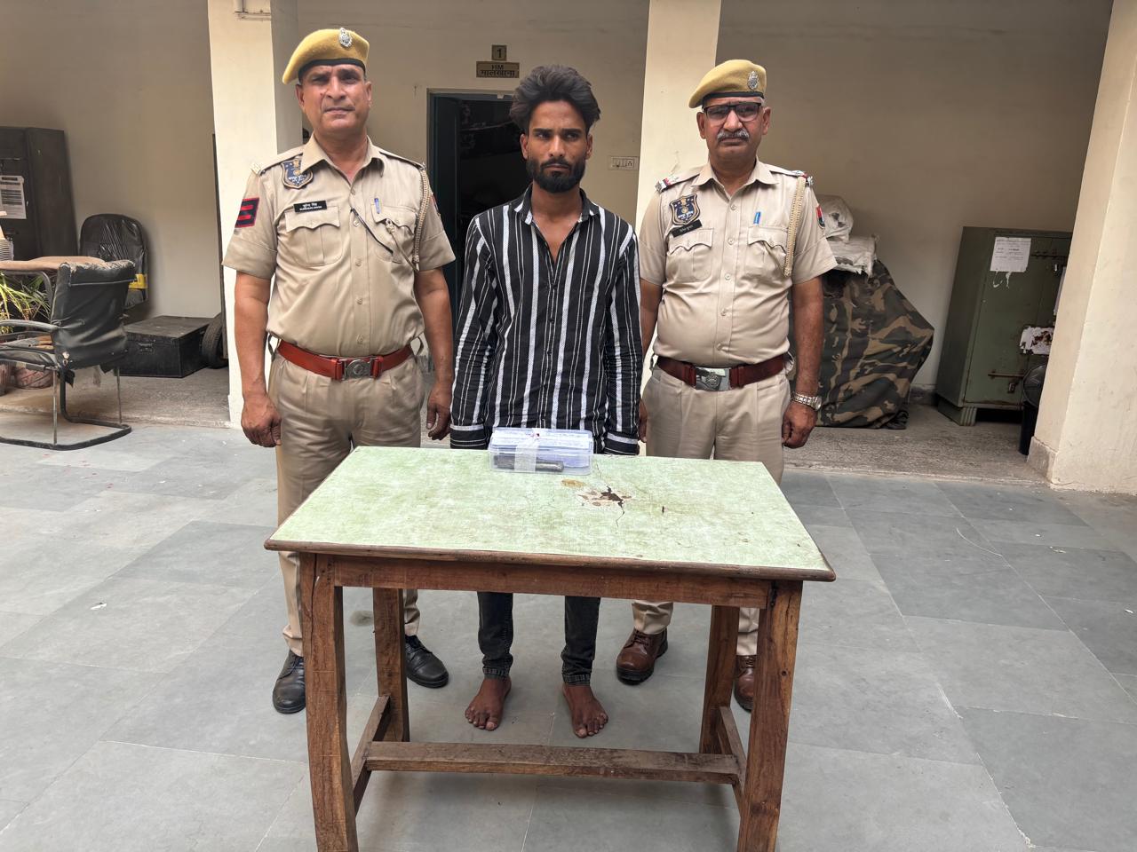 बदमाश हथियार सहित गिरफ्तार