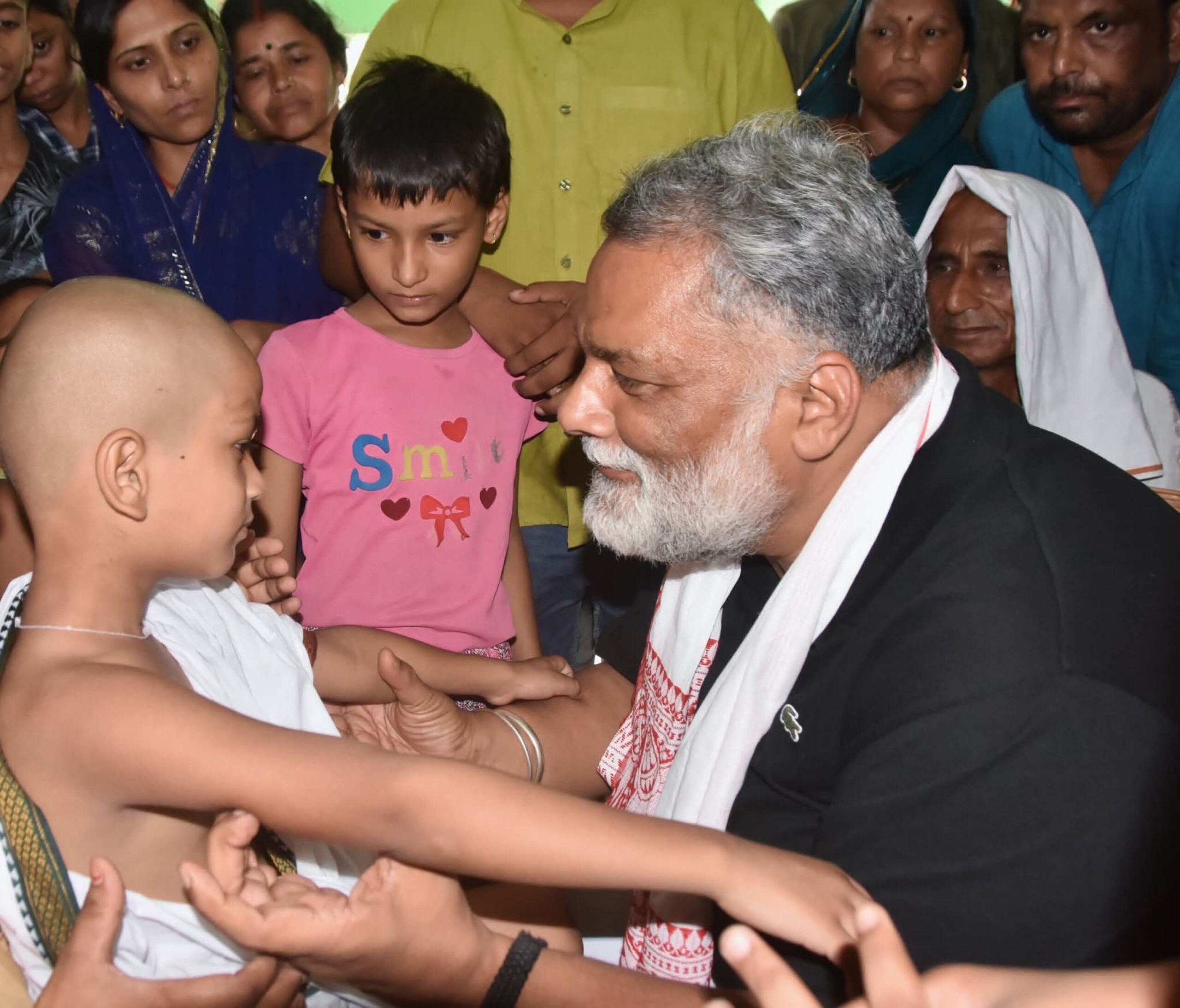 शहीद हवलदार आर्मी संतोष यादव के परिजन को सांत्वना देते निर्दलीय सांसद पप्पू यादव