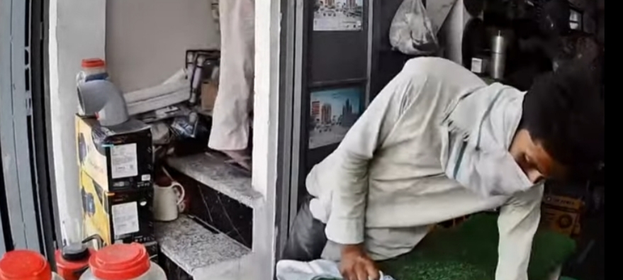 दिनदहाड़े दुकान का गल्ला तोड़ की नकदी साफ, दुकानदार ने एक को पीछा कर पकड़ा