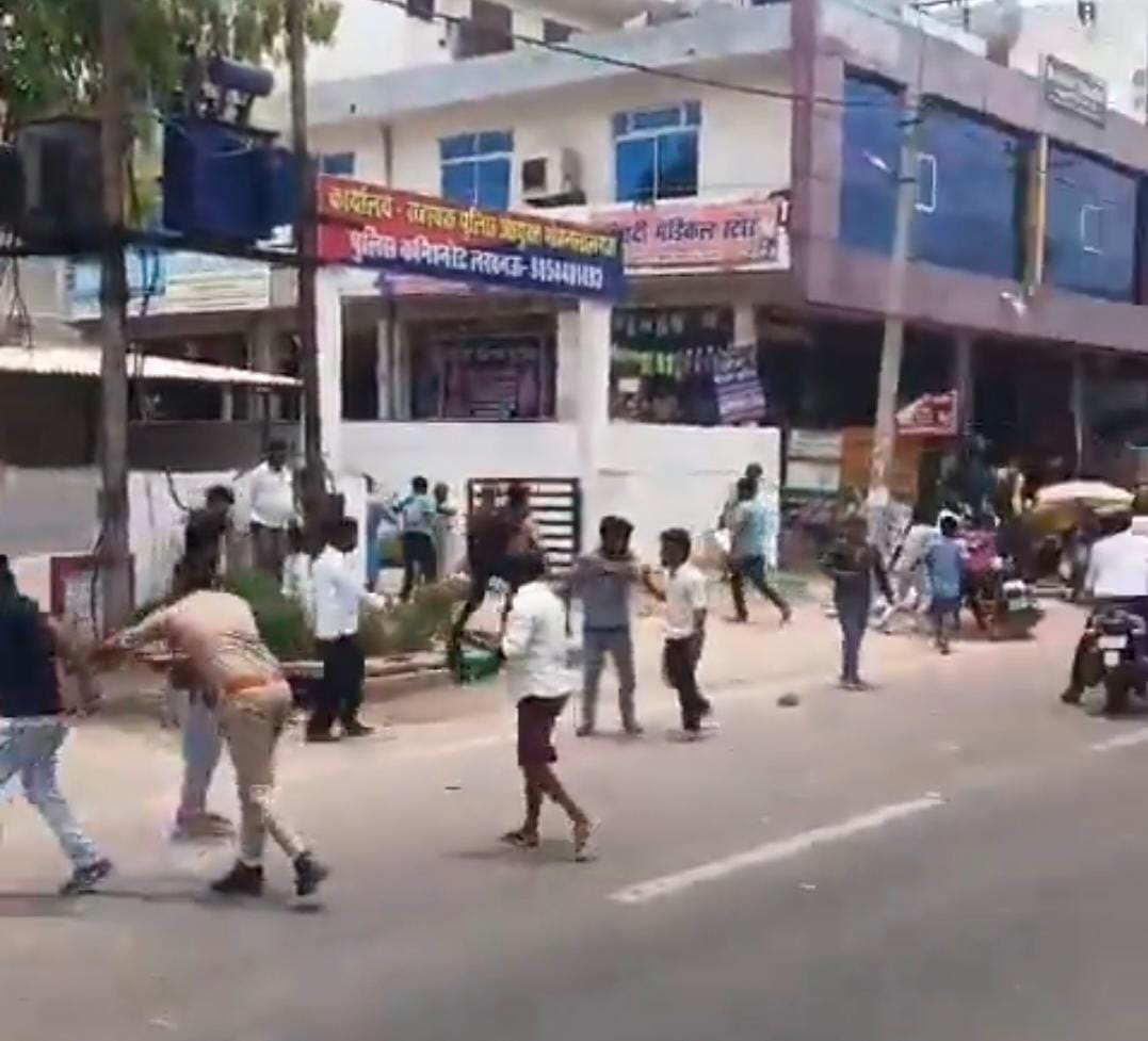 मोहनलाल गंज एसीपी कार्यालय के सामने मारपीट, नाै लाेग गिरफ्तार