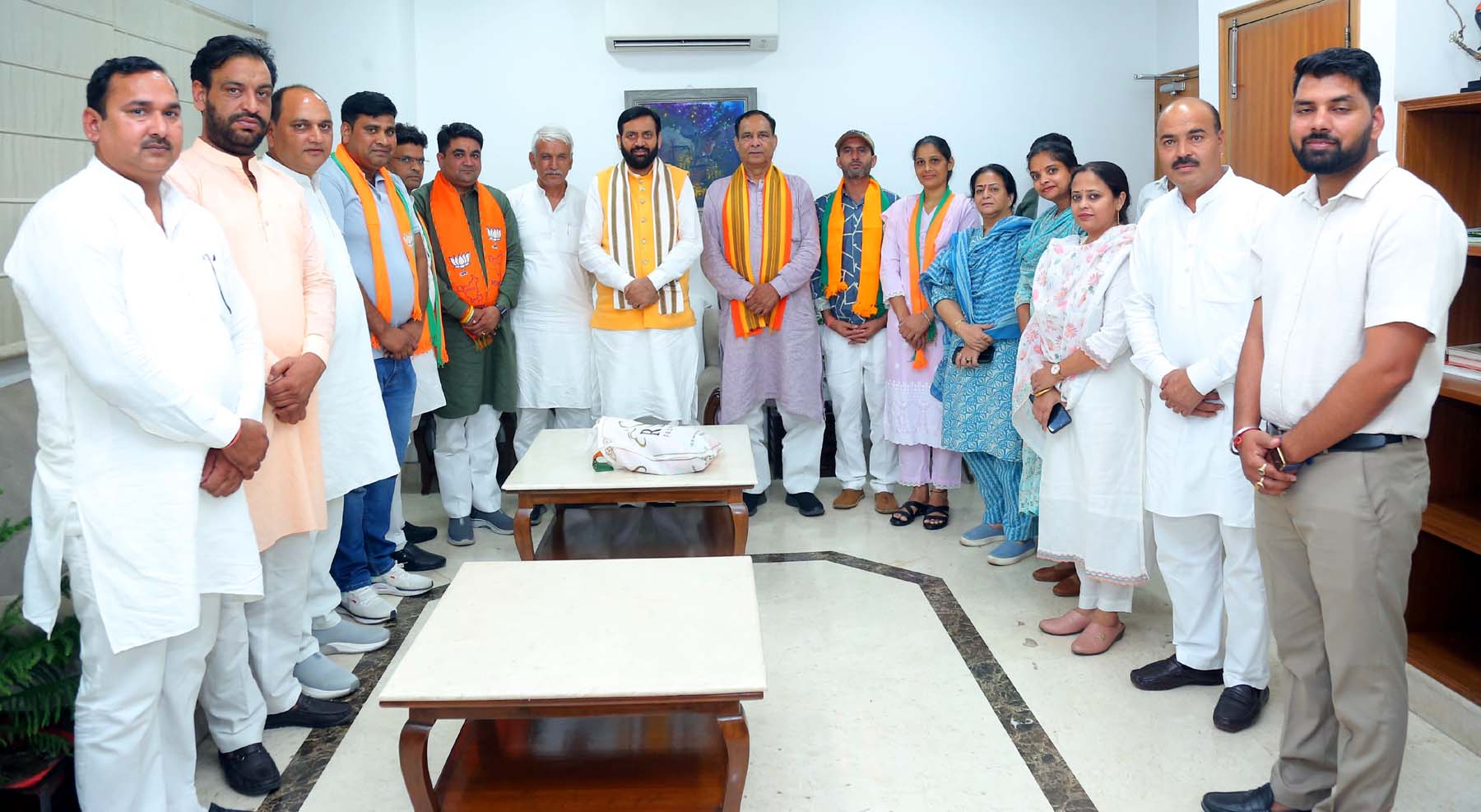 गुरुग्राम: सीएम की मौजूदगी में मानेसर नगर निगम से सात पार्षद भाजपा में हुए शामिल