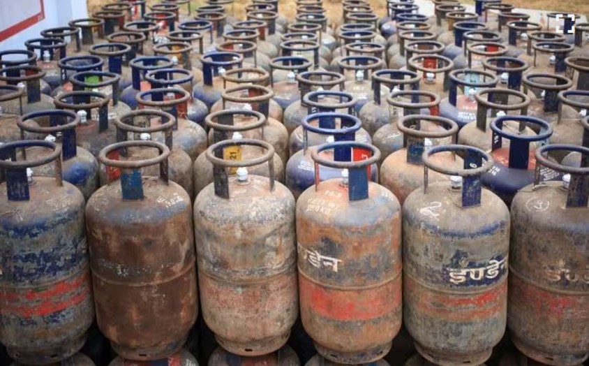 सस्ता हुआ कॉमर्शियल गैस सिलेंडर, घरेलू एलपीजी सिलेंडर के भाव में बदलाव नहीं