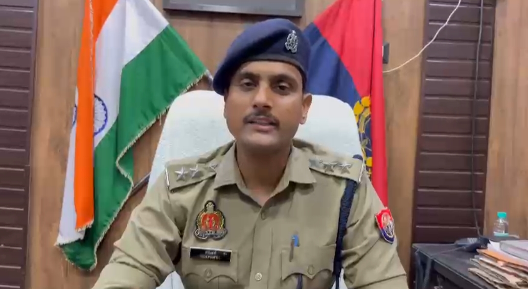 रुपयों का विवाद सुलझा रही पंचायत में चली गोली, महिला घायल
