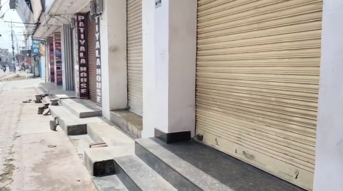 अंबिकापुर में व्यापारियों ने दुकानें बंद रखी अंबिकापुर में व्यापारियों ने दुकानें बंद रखी
