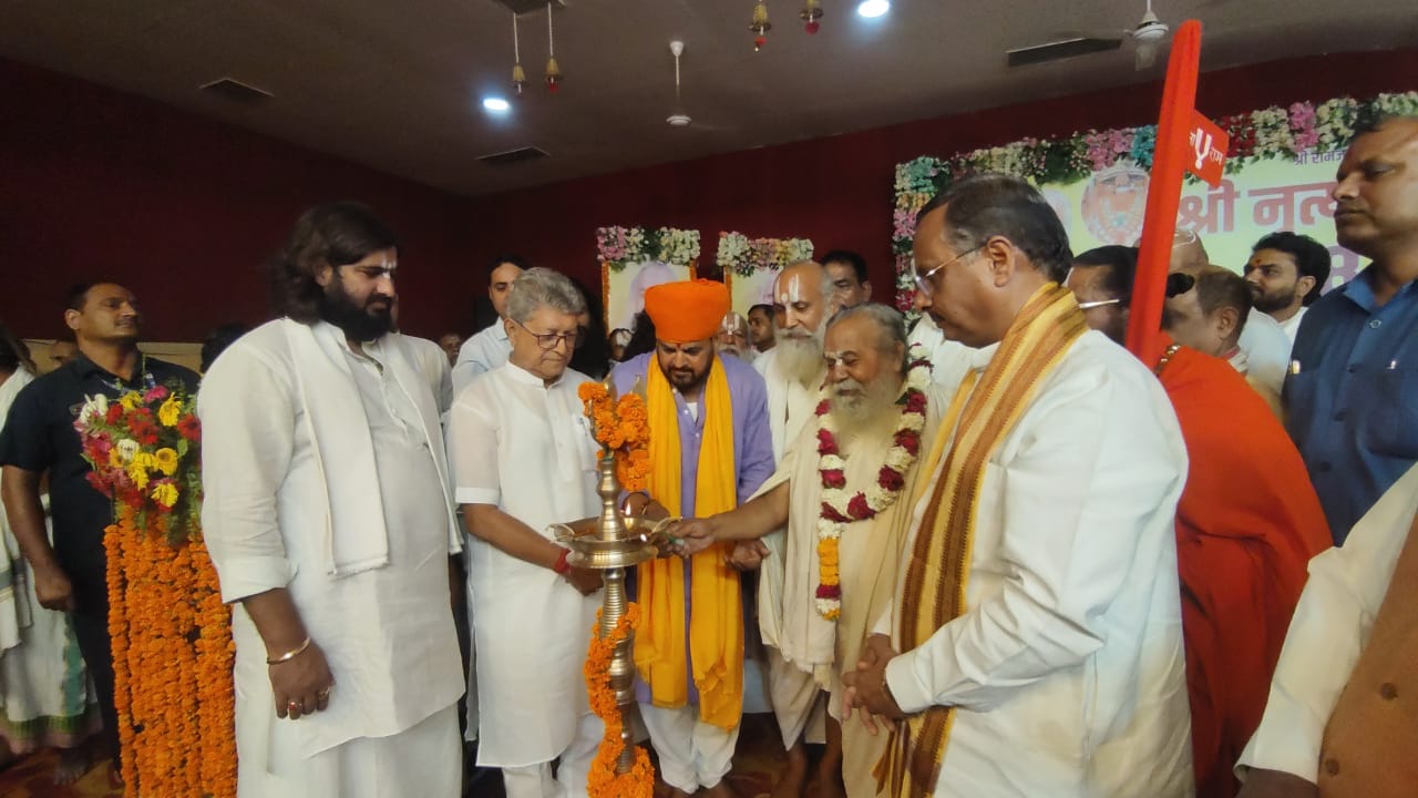 महंत नृत्यगाेपाल दास महाराज के जयंती उत्सव का पूर्व डिप्टी सीएम ने दीप प्रज्वलन कर शुभारंभ किया