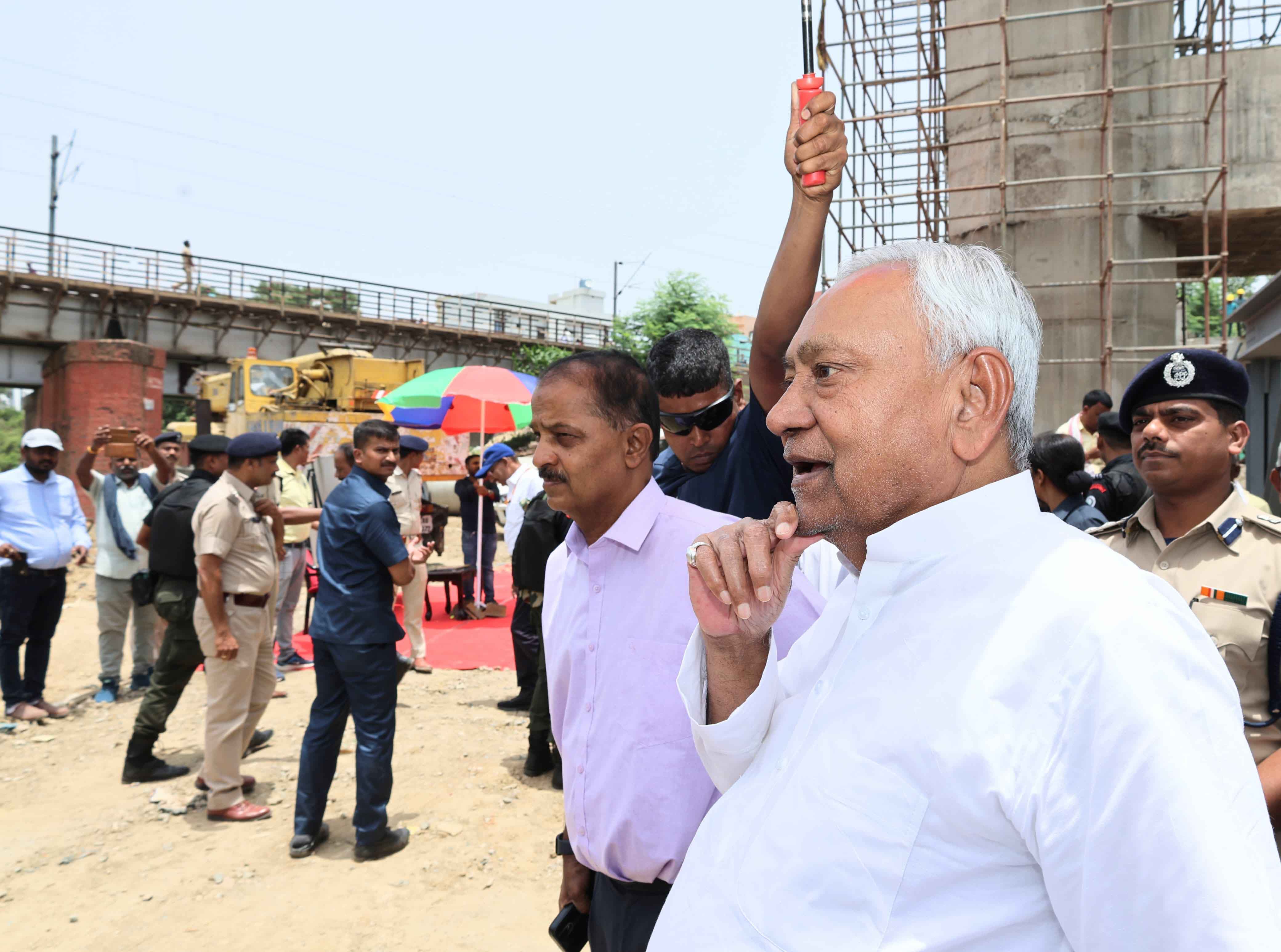 मुख्यमंत्री नीतीश कुमार ने श्योपारा-मेहुली एलिवेटेड रोड, पुनपुन में लक्ष्मण झूला के निर्माण कार्य का निरीक्षण किया। मुख्यमंत्री नीतीश कुमार ने श्योपारा-मेहुली एलिवेटेड रोड, पुनपुन में लक्ष्मण झूला के निर्माण कार्य का निरीक्षण किया।