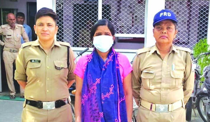 पुलिस गिरफ्त में आरोपित पुलिस गिरफ्त में आरोपित
