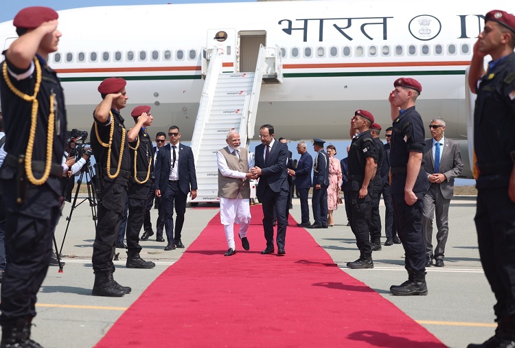 पीएम मोदी तीन देशों की यात्रा के पहले चरण में रविवार को साइप्रस पहुंचे। राष्ट्रपति निकोस ने किया भव्य स्वागत
