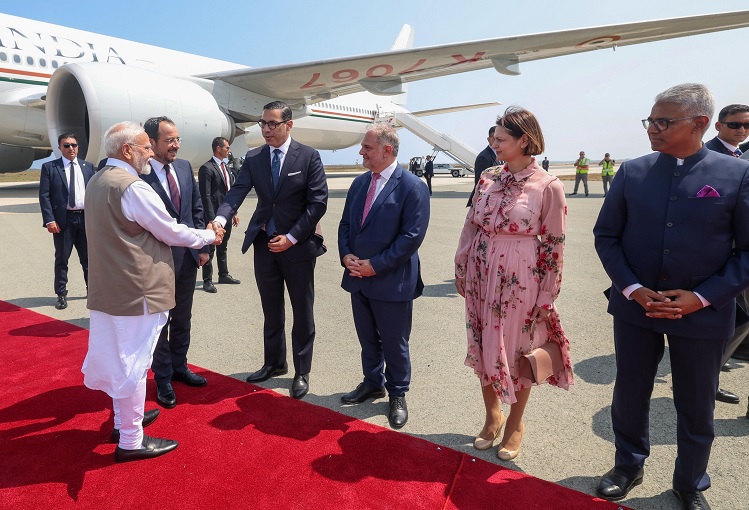प्रधानमंत्री नरेन्द्र मोदी पहुंचे साइप्रस, राष्ट्रपति निकोस क्रिस्टोडौलिडेस ने किया भव्य स्वागत