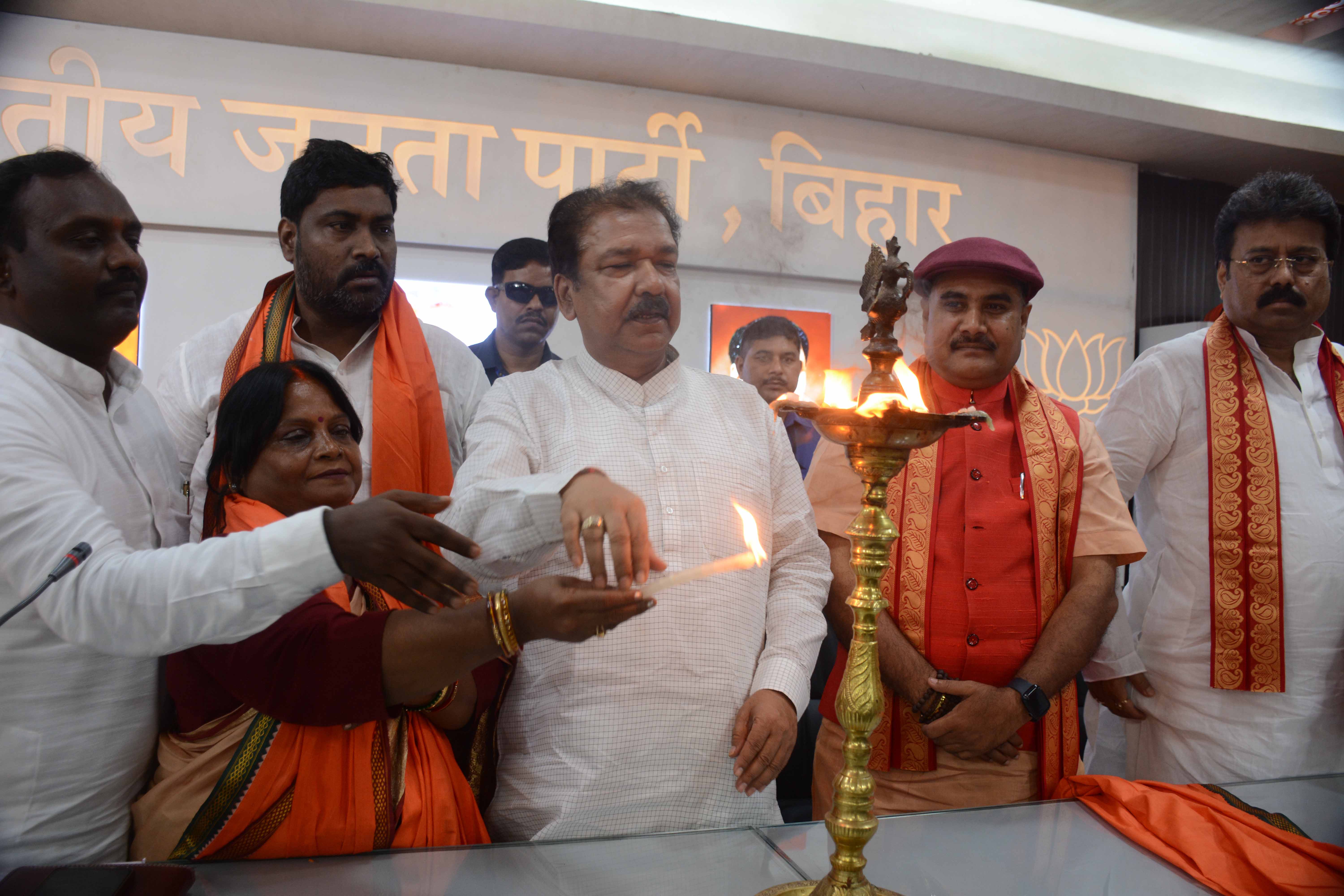 बीजेपी के प्रदेश अध्यक्ष दिलीप जायसवाल रविदास समाज की बैठक का उद्घाटन करते बीजेपी के प्रदेश अध्यक्ष दिलीप जायसवाल रविदास समाज की बैठक का उद्घाटन करते
