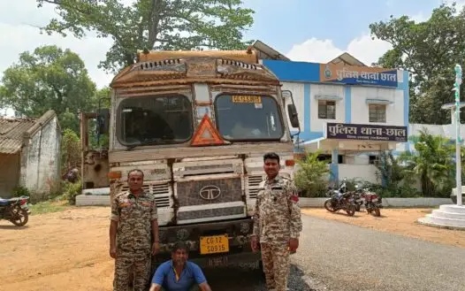 बीस टन अवैध कबाड़ सहित ट्रक जब्त, चालक गिरफ्तार