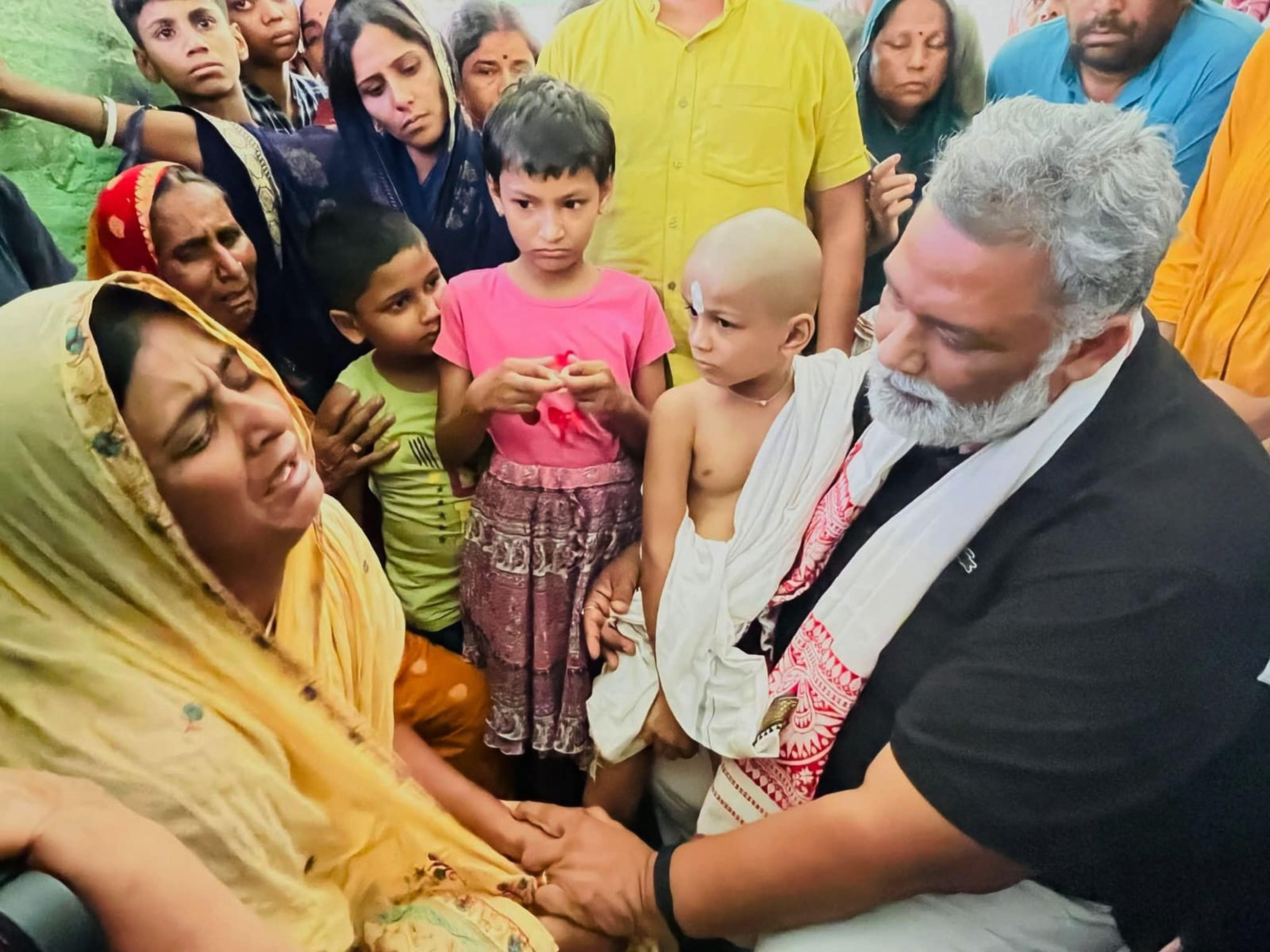 जम्मू-कश्मीर के नौशेरा सेक्टर में सर्च ऑपरेशन के दौरान आतंकियों के साथ क्रॉस फायरिंग में शहीद हुए हवलदार आर्मी संतोष यादव   परिजन को सांत्वना देते निर्दलीय सांसद पप्पू यादव