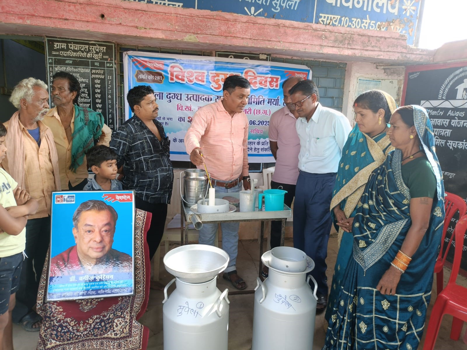 जिले में दुग्ध व्यवसाय को बढ़ावा, उत्पादक और संग्राहकों को मिलने लगी कई सुविधाएं